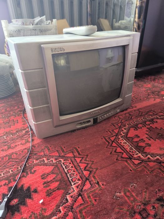Televizor sotiladi