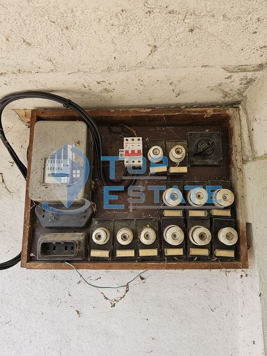 Тухлена къща с кладенец и голям двор в село Павел