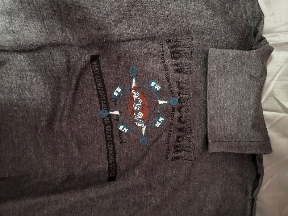 Мъжко поло в сив цвят.