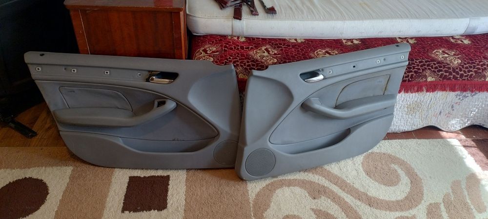 Vind ria e46  Set banchetă spate 150 Ron și fetele de portiera 100 Ron