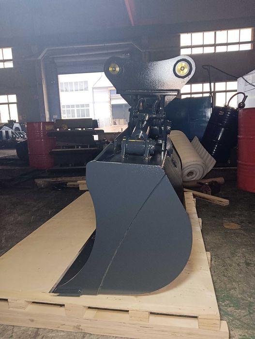 Cupa  taluz cu inclinatie hidraulica pentru excavatoare de  2,5t-3,5t