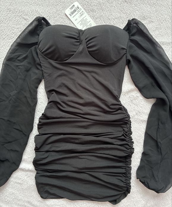 Черна рокля с набрана кройка