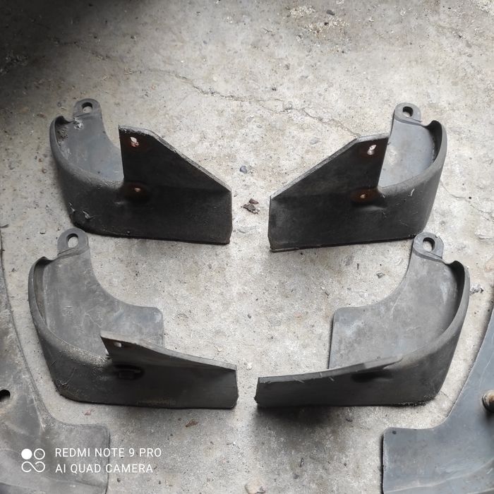Продам передние брызговики на Мазда 626 птичка