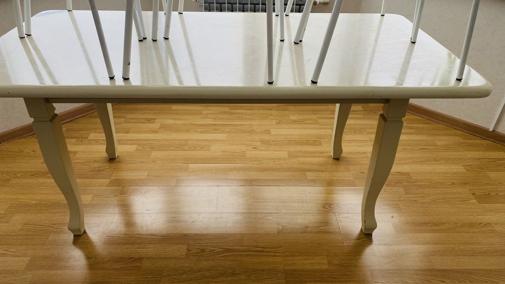 Стол и стулья.