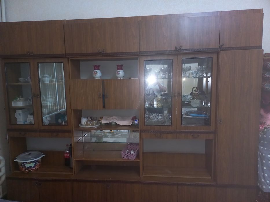 Стенка сотилади 4мерт узунлиги 2 метр баландлиги.холати яхши жигарранг