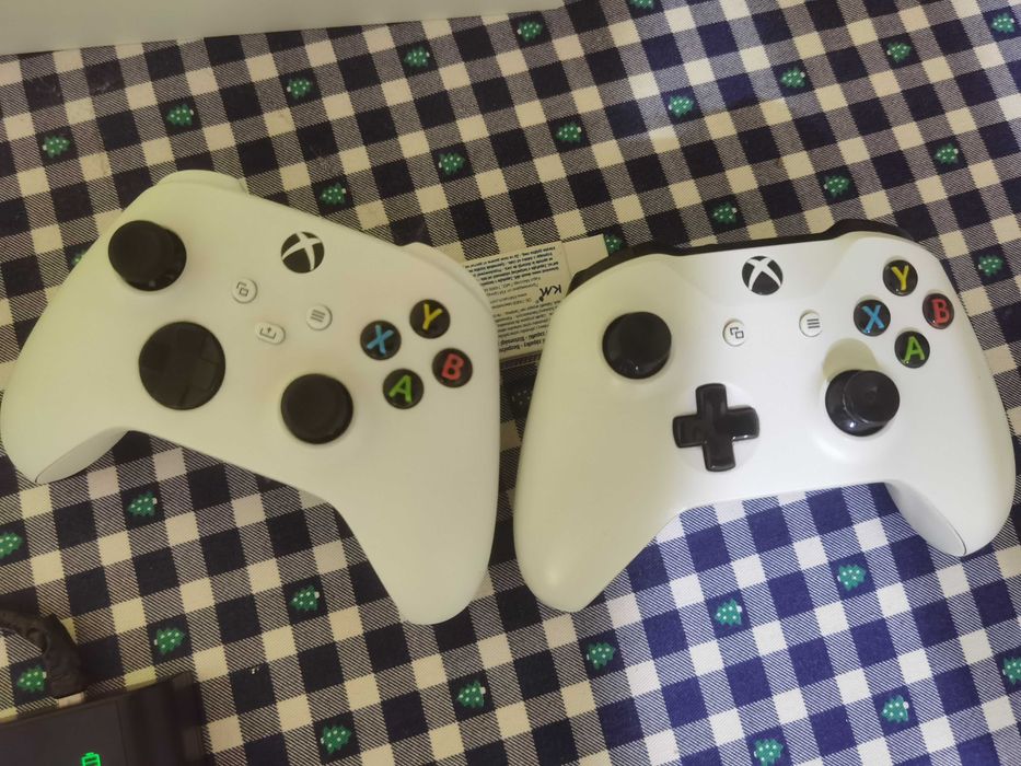 Xbox series s 2 controllere si baterii reîncărcabile