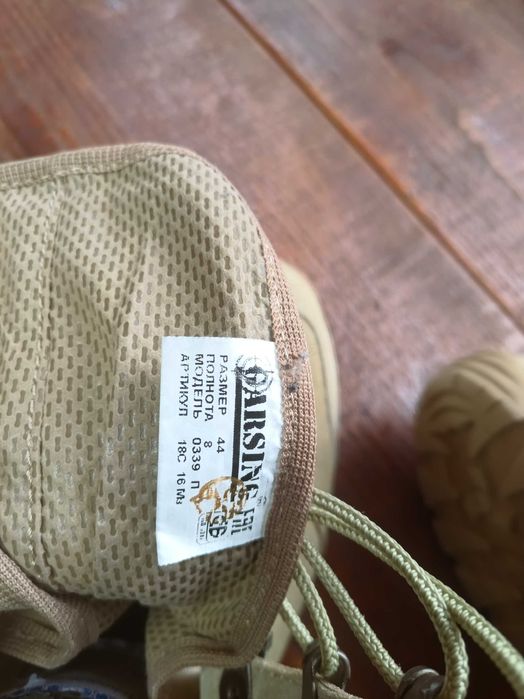 Vând bocanci militari