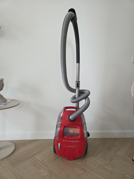 Aspirator fara sac Electrolux SuperCyclone ESC61LR, 4 L, 750 W