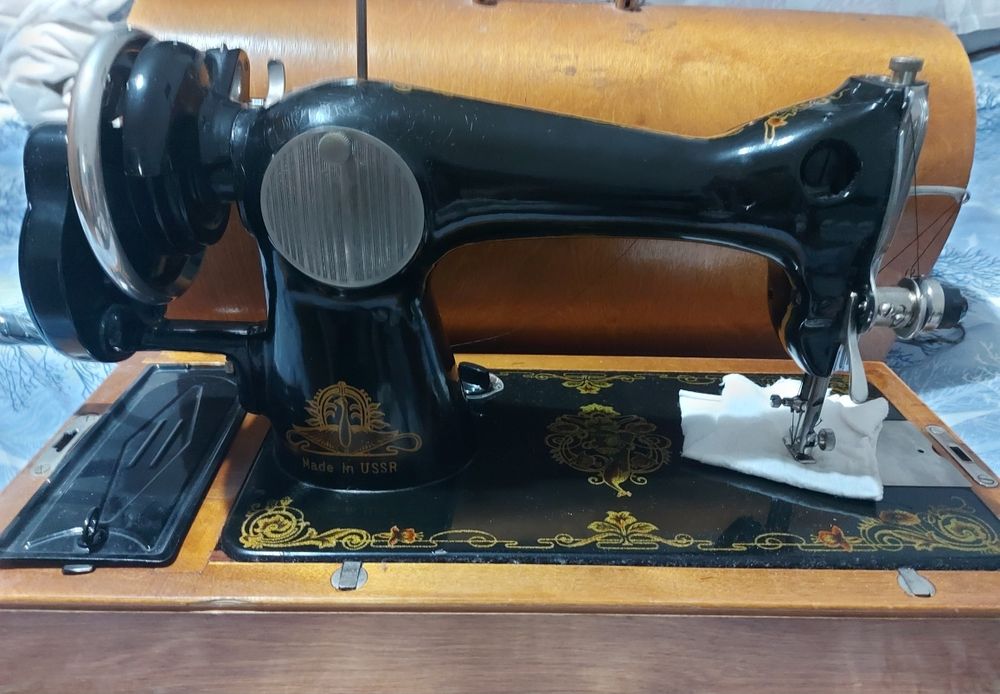 Продавам  2 броя шевни машини 30€ за брой