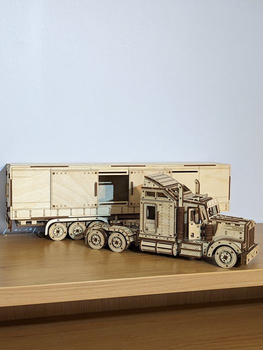 Модель тягача из фанеры.