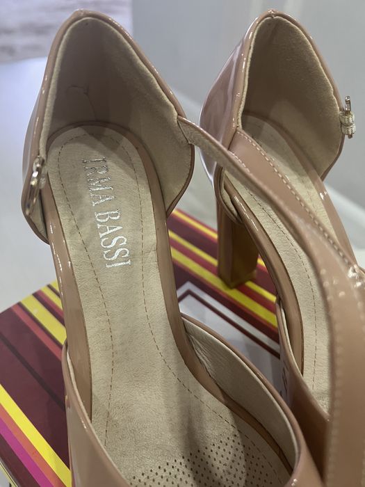 Босоножки в отличном состоянии одевала пару раз                     ..