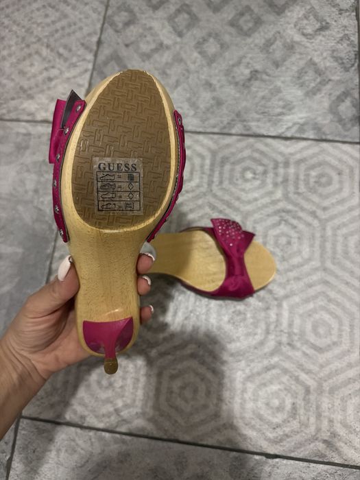 Дървени обувки на ток Guess