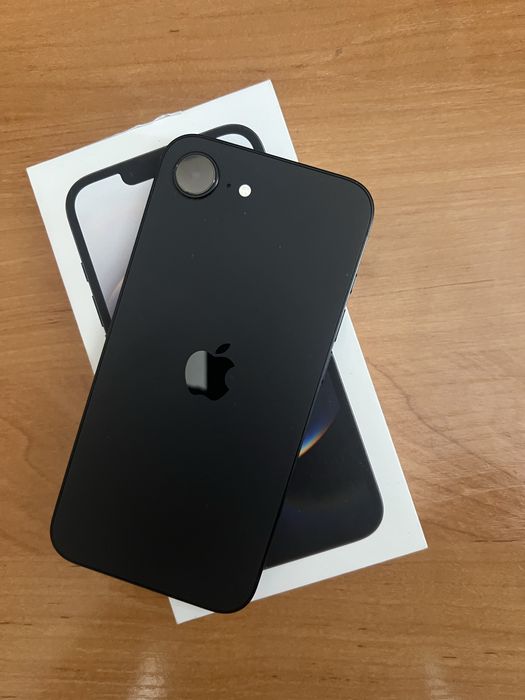 продам айфон 16Е в хорошем состояни