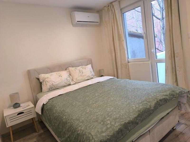 Дава се под наем Тристаен апартамент в Бургас, Център - 80 кв.м за 797.64 € - Снимка #2