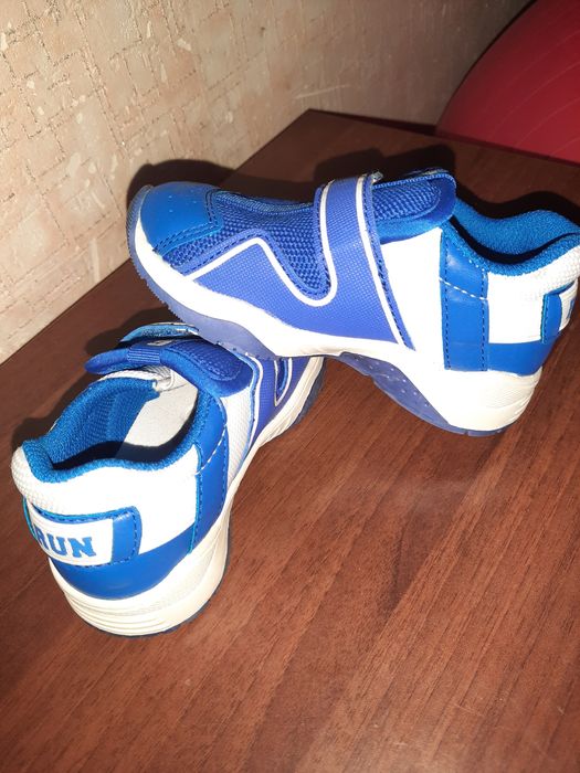 Продам кроссовки на мальчика!