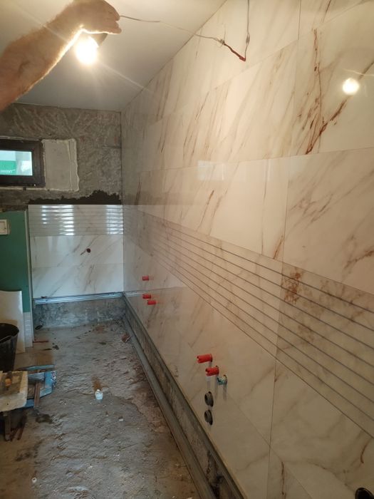 Executam lucrări în domeniul construcțiilor .