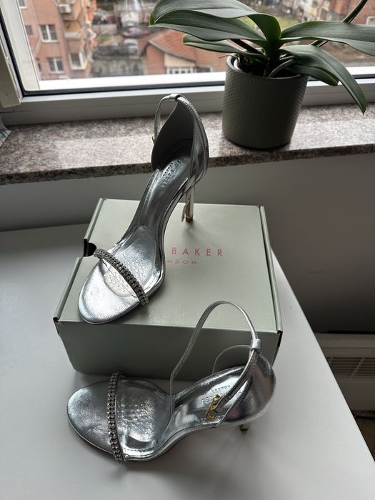 НОВИ Сандали Ted Baker 39 размер