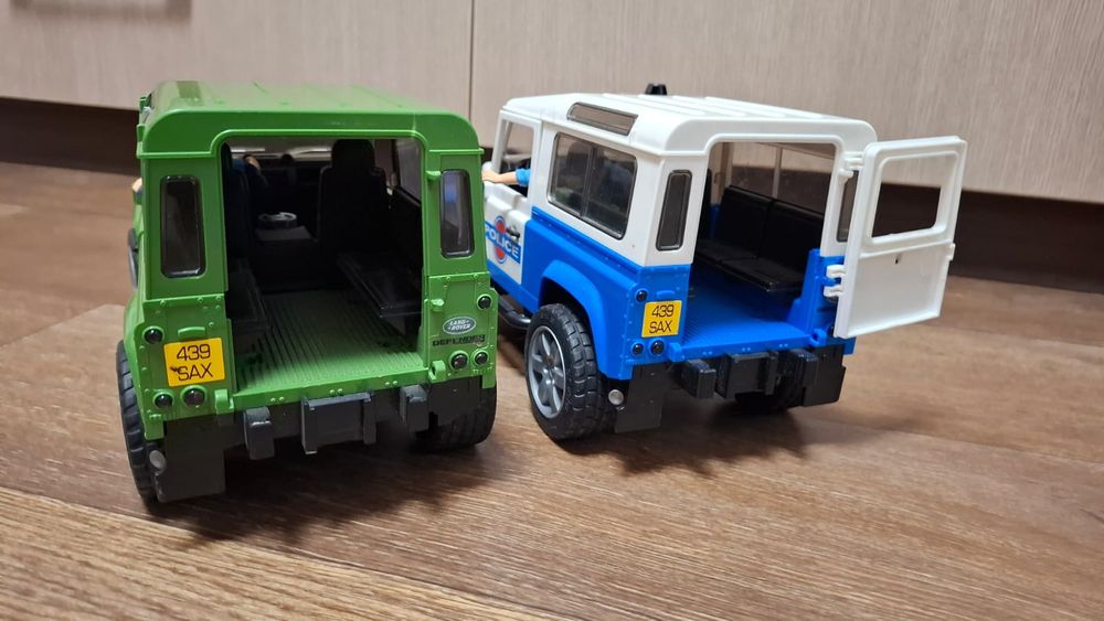 Внедорожники Bruder Land Rover Defender.