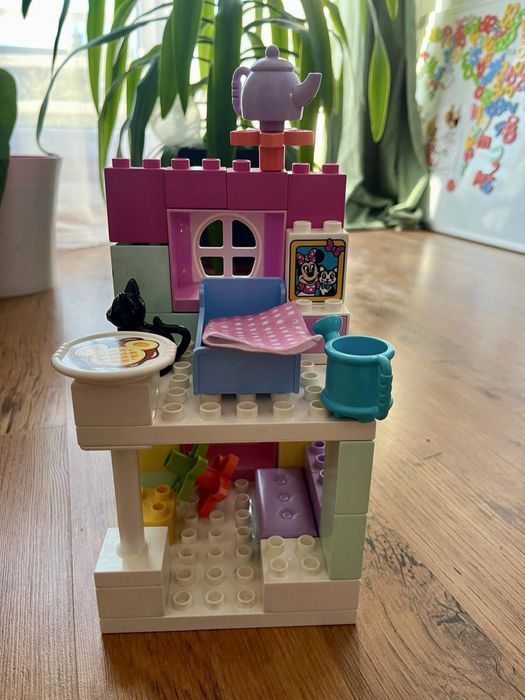 Lego Duplo - Casuta roz a lui Minnie Mouse cu figurine si accesorii