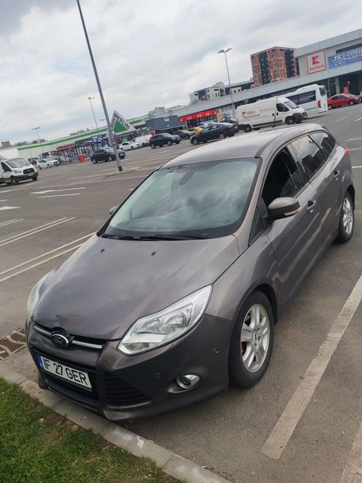 Mă vinde.....Ford focus 2012