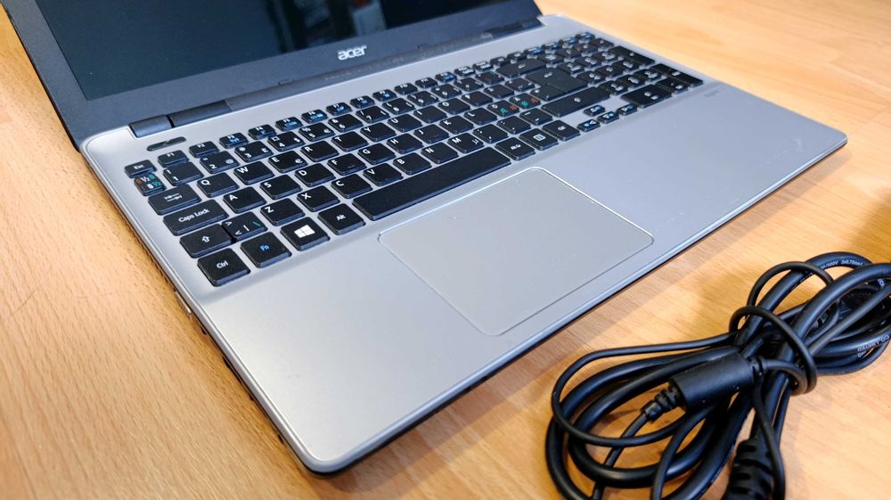 Acer Aspire V3-572, Intel 2957U, 8GB RAM, SSHD 500GB, baterie 3 ore