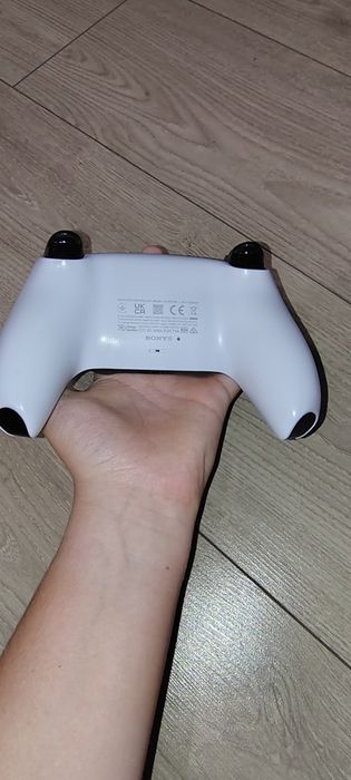 Продавам ps5 в отлично състояние с 10 игри