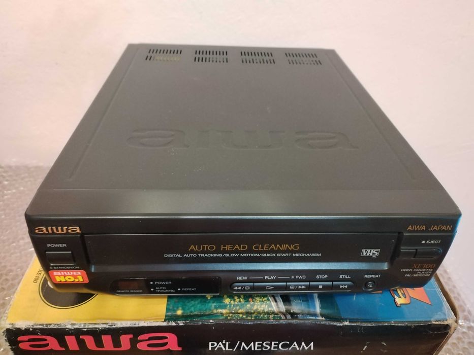 Продавам видео плейър VHS Aiwa XE100