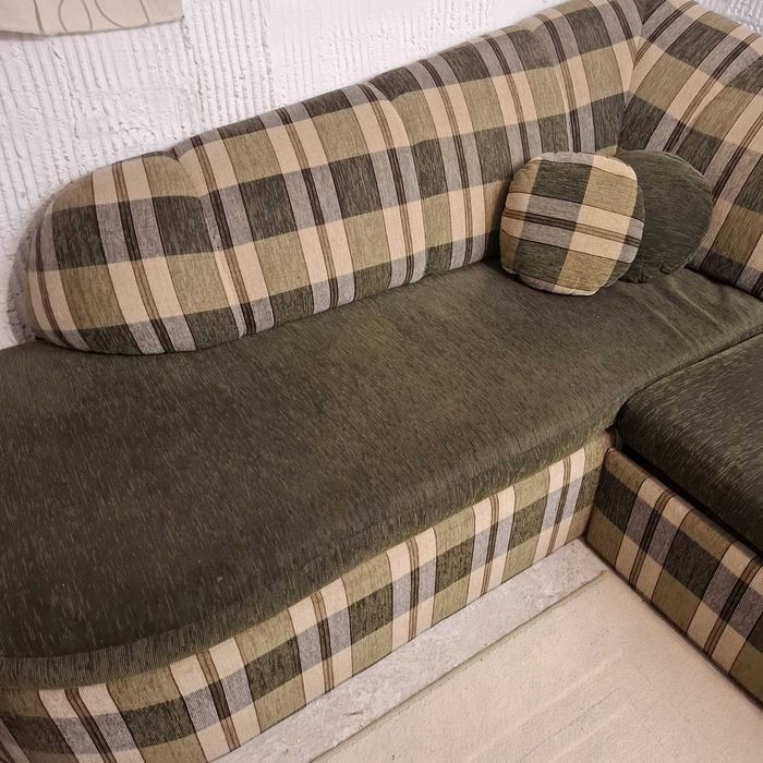 Диван разстягащ се.