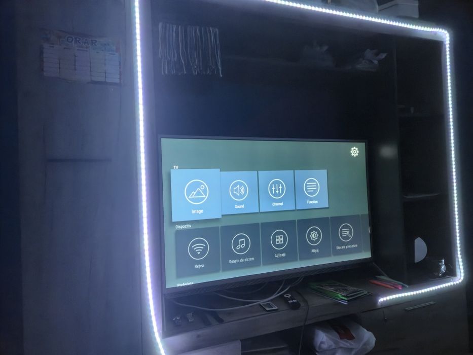 Continental Edison Smart LED cu diagonala de 49 de inchi (124,5 cm), rezoluție UHD 4K și sistem de sunet JBL integrat