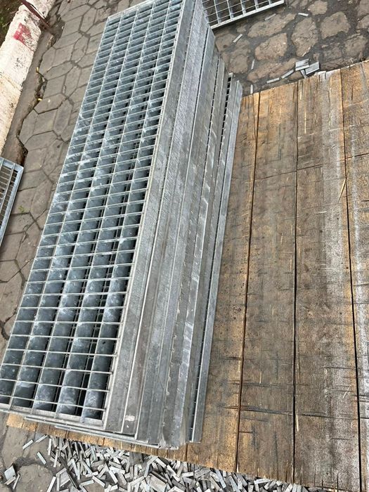 Trepte galvanizate durabile și de calitate, executate la orice dimensiune, ideale pentru scări metalice. Puteți comanda și obține mai multe detalii