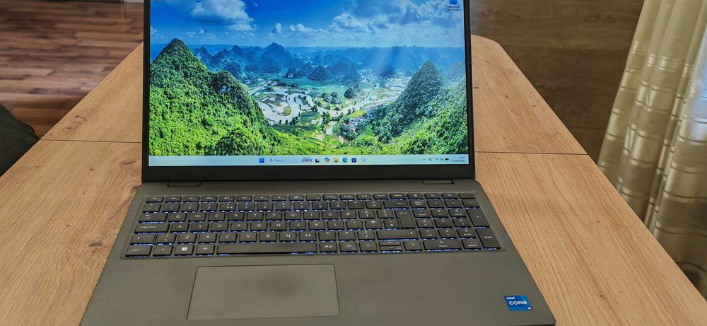 Мощен лаптоп Dell Latitude 3540 с 10-ядрен Core i5-1335U и 15.6'' FHD 8GB DDR4/256 GB SSD 54Wh Windows 11, без Web камера
