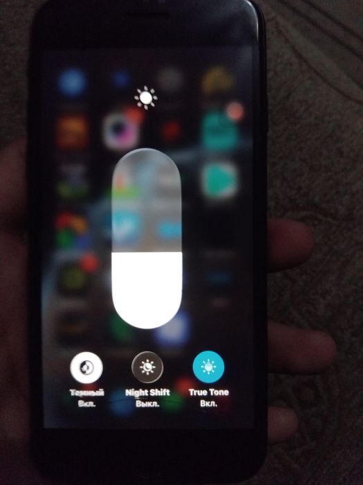 Айфон се 2020.     .