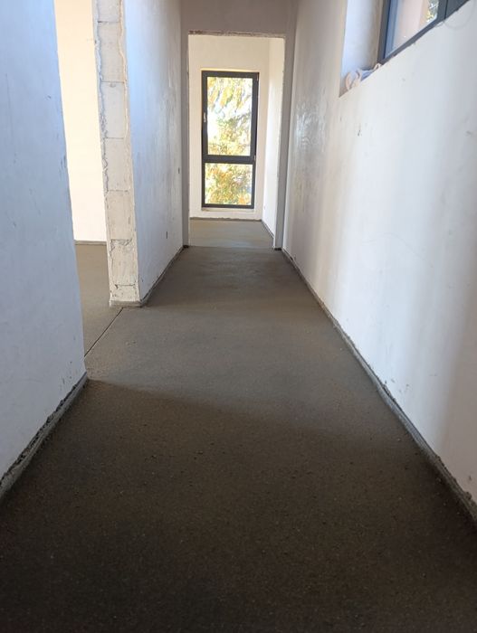 Машинни полагане на подови замазки