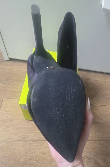 Черни плюшени обувки