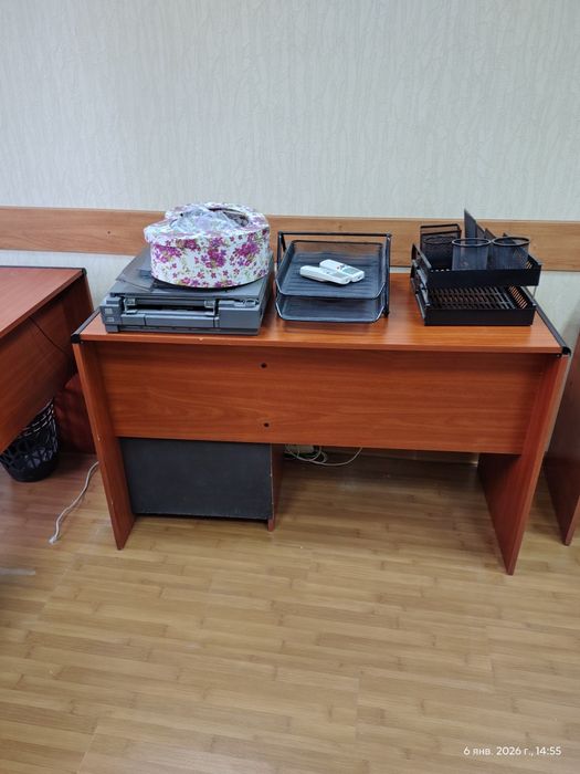 5 столов  и шкаф в хорошем состоянии