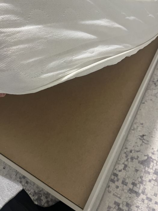 Продам двуспальную кровать с матрасом