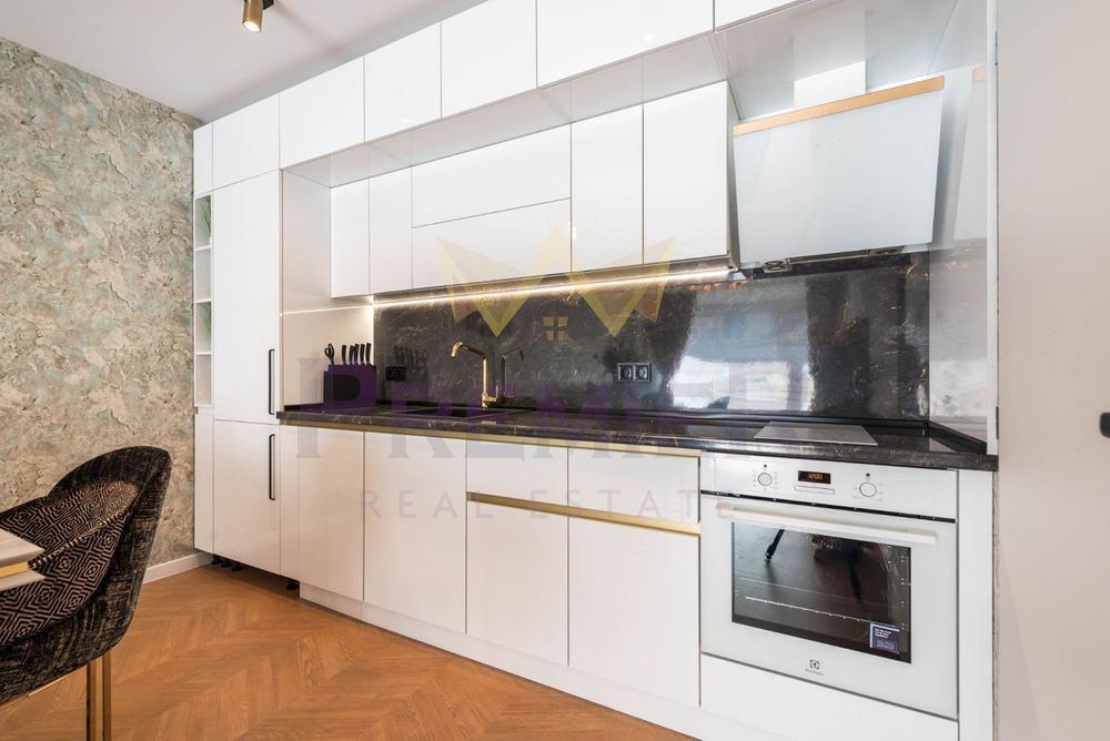 Дава се под наем Тристаен апартамент в Варна, Център - 100 кв.м за 1000 € - Снимка #2