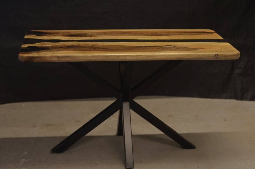 Дизайнерска орехова маса и епоксидна смола