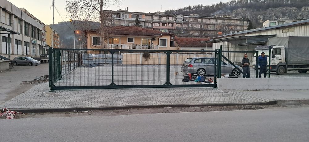 Продавам рафт за стена