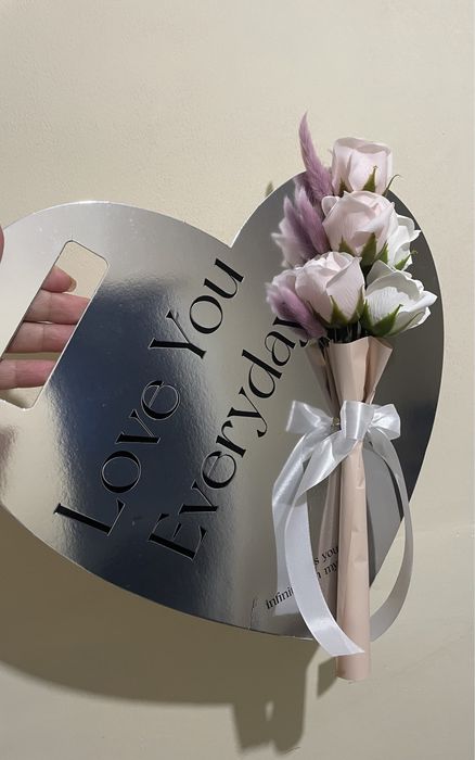 Мини чантички с мини букет от черешов цвят и сърца с букет