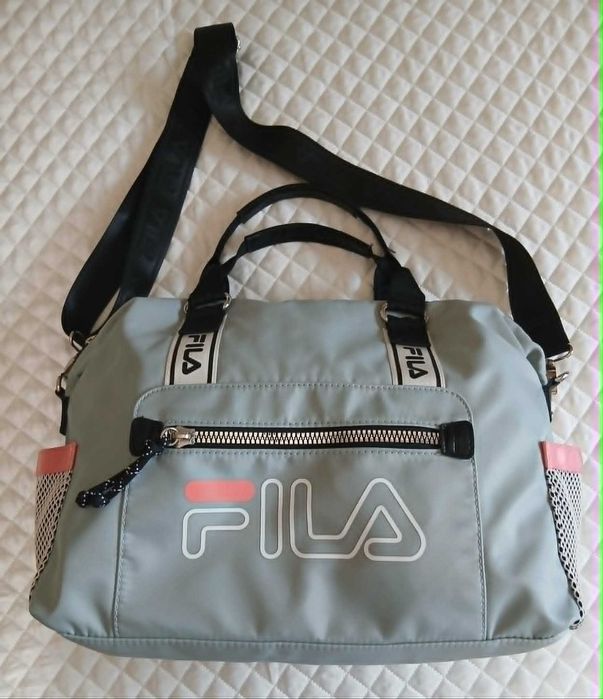 Продавам страхотна спортна дамска чанта / малък сак FILA.