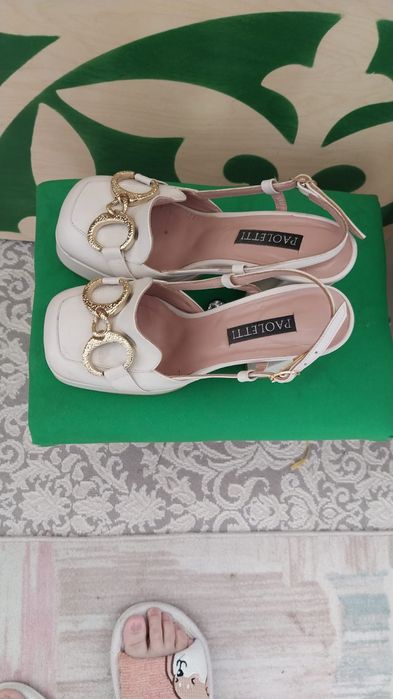 Срочно Продам босоножки и кроссовки