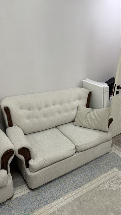 Диван светлого цвета