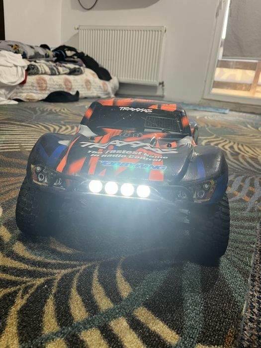 Vand sau schimb masinuta traxxas slash 2wd RTR modificat