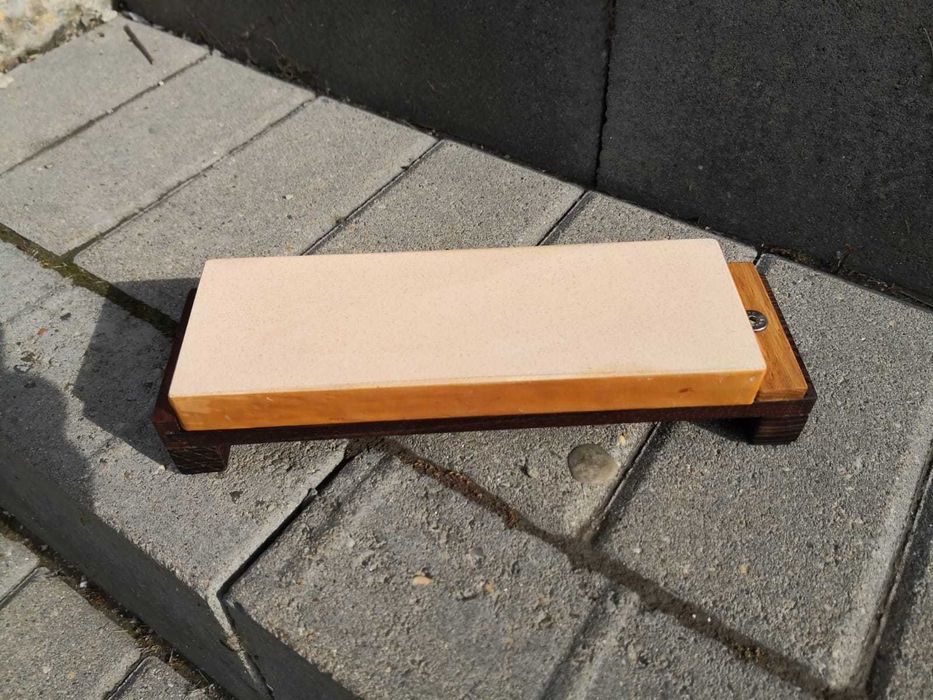 Suport universal din lemn pentru piatra de ascutit