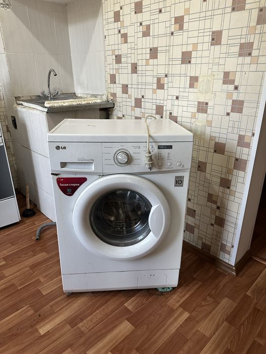 Рабочий стиралтная машинка