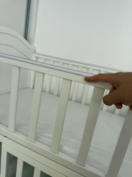 Pătuț bebe din lemn alb 4 în 1 – balansoar, co-sleeping + saltea cocos. nu a fost folosit