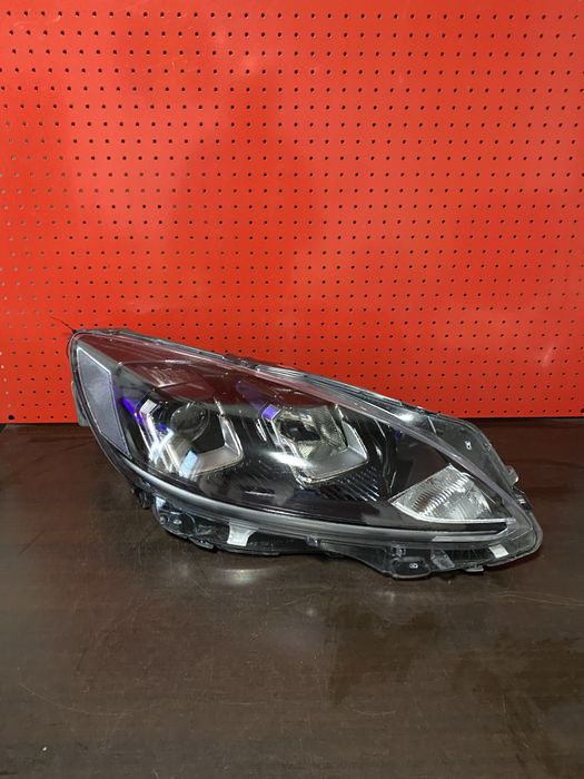 Far dreapta halogen lupa si led lumina de zi Ford Kuga an 2020-2024