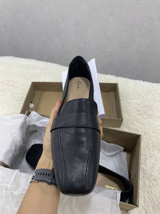 Женские черные туфли clarks