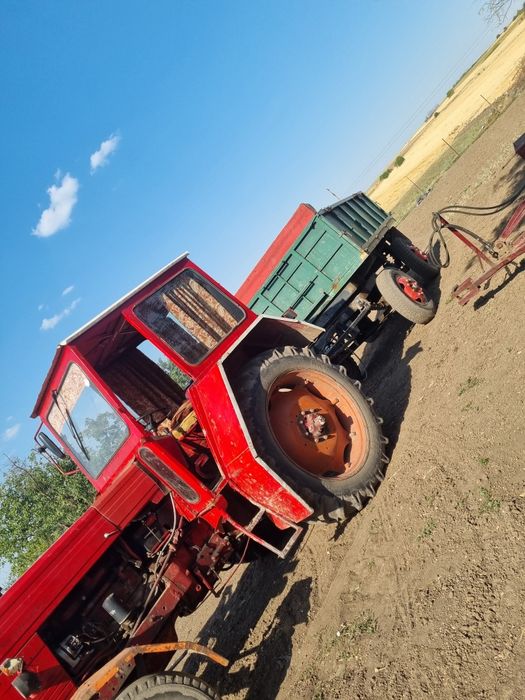 Tractor cu utilaje